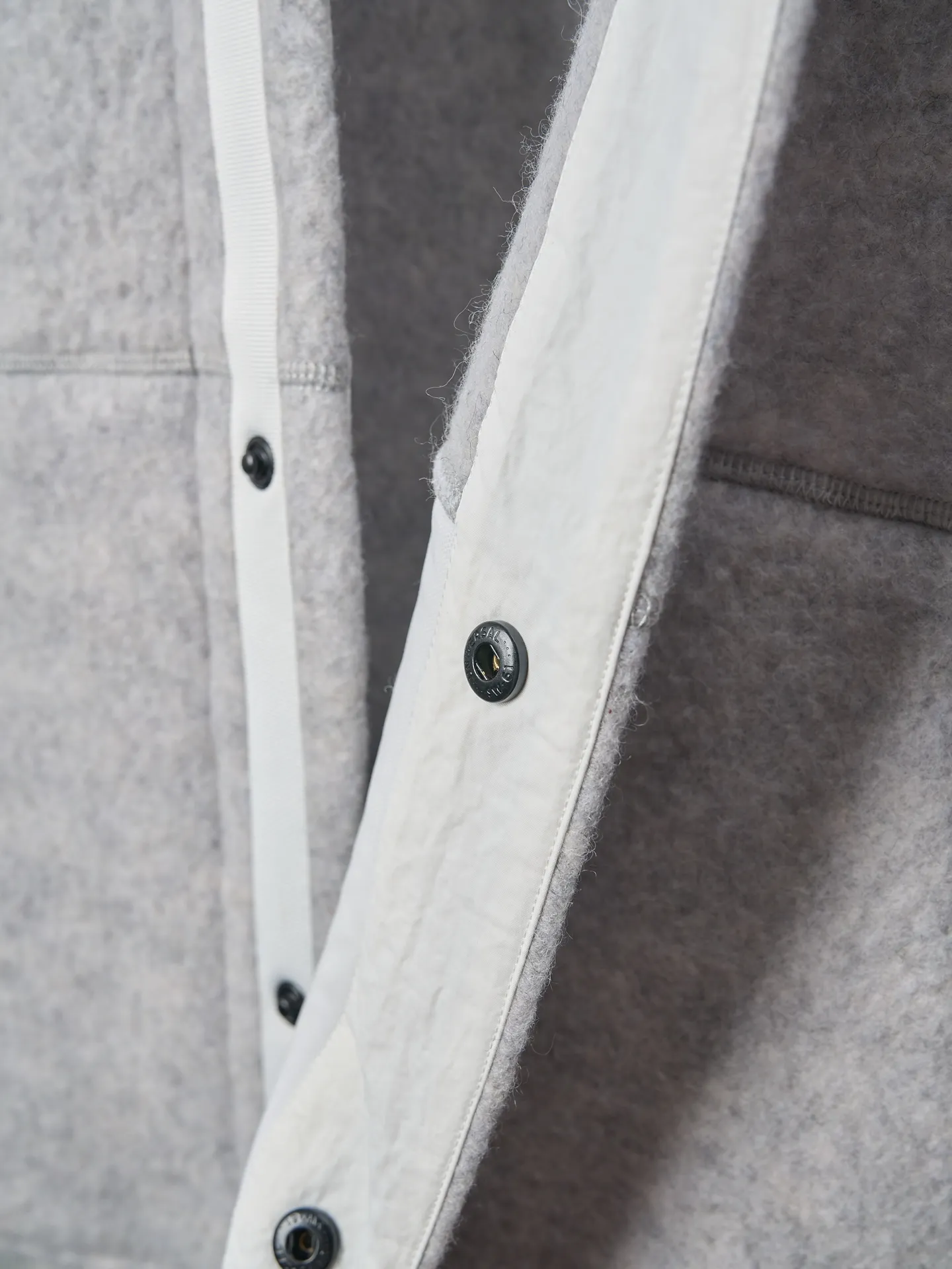 P760 Actual hanging auction] Canada Goose/Canada Goose Fleece Badge Button Cashmere Jacket [Color] Dark Gray Light Gray [Size] S M L XL Wool Blend Fabric: The main fabric of this jacket is light gray wool blend fabric to improve the wear resistance, wrinkle resistance and warmth of the fabric. Wool provides good warmth and a natural feel, while blended fibers enhance the fabric's practicality and durability.  RIBBED KNIT: The collar, cuffs and hem are ribbed knitted for added stretch and fit.  The cutting process needs to ensure that the texture and color of the fabric are evenly distributed, especially with this light gray tone, to avoid chromatic aberrations. The stretchability of wool-blend fabrics needs to be taken into consideration when cutting pieces to ensure dimensional stability of the finished garment.      Use a sewing needle and thread suitable for wool-blend fabrics to avoid damage to the fabric during sewing. The sewing stitches are even and firm to prevent thread stripping.      The temperature needs to be controlled during ironing to avoid high temperature damage to the fabric while keeping the fabric smooth and crisp.   The front and back body parts, sleeves and other main parts are stitched with flat seams to ensure a smooth silhouette.   Align the fabric texture at the splices to keep the look neat.     Details such as pockets and cuffs are designed with inset pockets to increase practicality and aesthetics.     The splicing areas are reinforced to improve durability.  The white circular armband on the left arm is an important part of the brand identity and is finely sewn to ensure it is strong and flat.